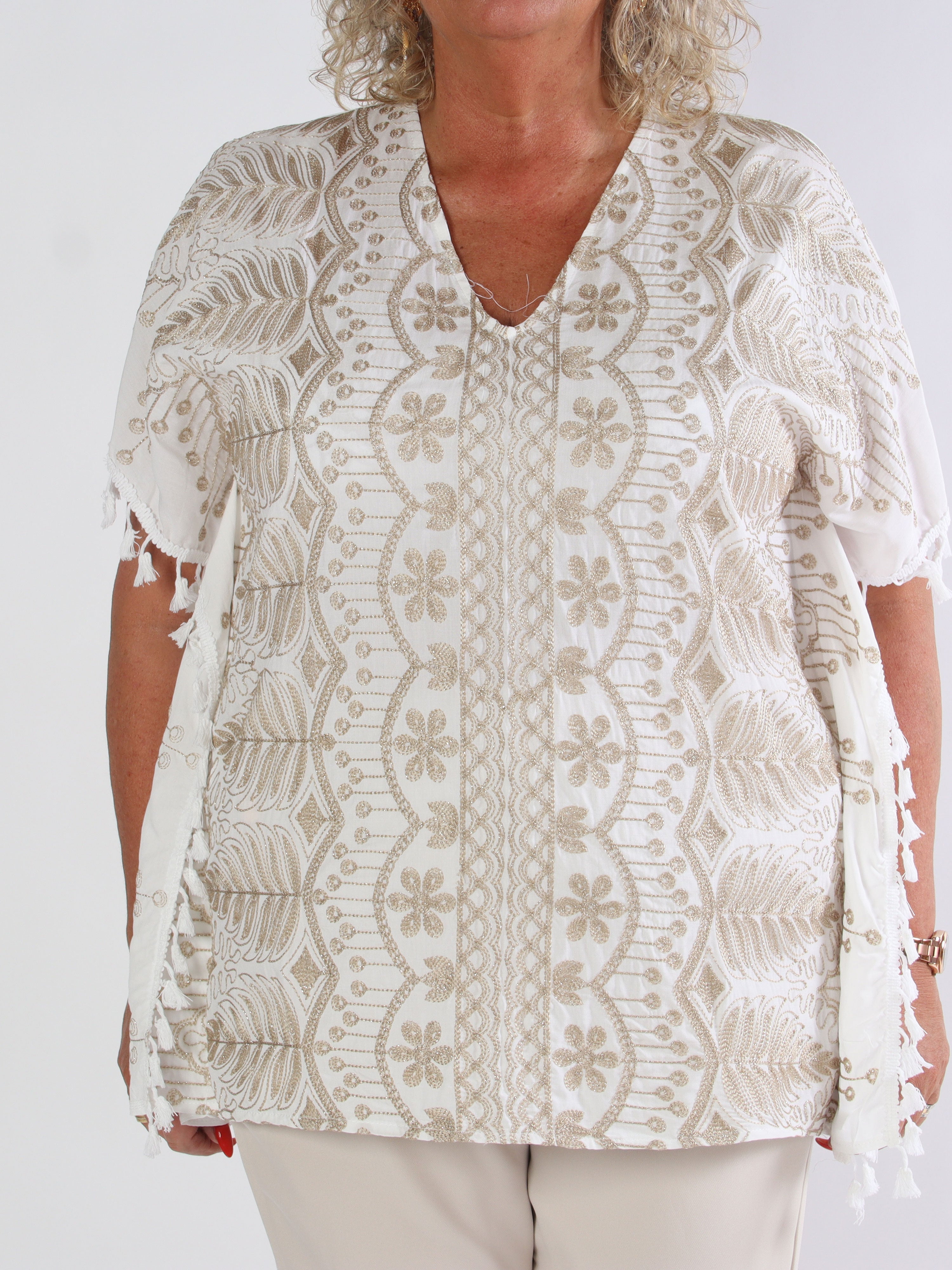 Aloha - Plus size-tunika i viskos med guldbroderi och tofsar